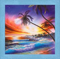 Пальмы на морском берегу под ярким небом