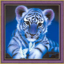 Белый тигренок с бабочками