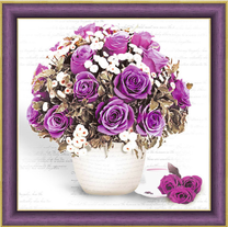 Букет с фиолетовыми розами в вазе