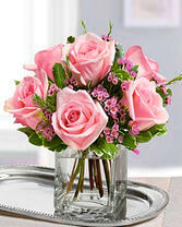 Прозрачный стакан с маленьким букетиком роз