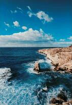 Скалистый морской берег