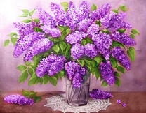 Высокая ваза с большим букетом сирени