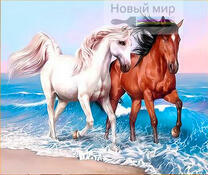 Пара лошадей бежит по пляжу