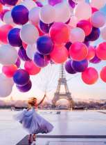 Девушка в воздушном платье с шарами в Париже