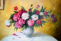 Лепестки на столе от букета в вазе