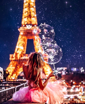 Девушка с шариками в вечернем Париже