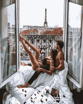 Молодая влюбленная пара на балконе в Париже