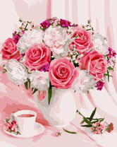 Чашечка чая и букет роз