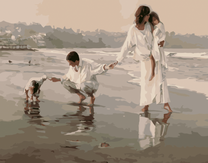 Счастливая семья на берегу моря