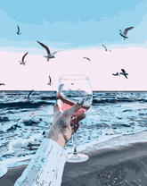 Бокал белого вина у моря