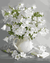 Белые колокольчики в белом кувшине