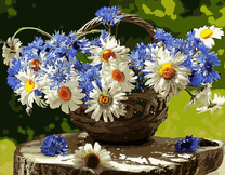 Букет ромашек и васильков в корзине