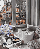 Милый завтрак на диване