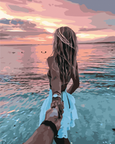 Девушка на фоне заката на море