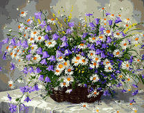 Букет ромашек и колокольчиков в корзине