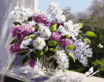 Букет сирени в прозрачной вазе на подоконнике