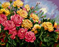 Кусты желтых и красных роз