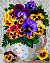 Букет анютиных глазок в белой вазе