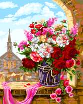 Корзина роз на фоне старого города