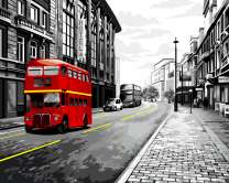 Красный автобус на улочке Лондона