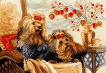 Пара щеночков у вазы с цветами