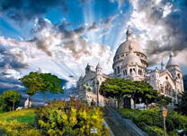 Церковь на фоне солнечных лучей