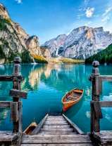 Лодка у причала красочного горного озера