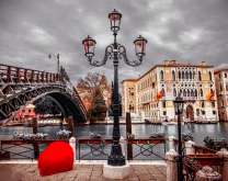 Живописный вид на реку и мост в городе