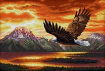 Белоголовый орлан на фоне гор