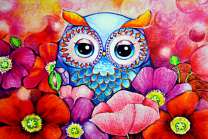 Яркая сова в цветущих маках