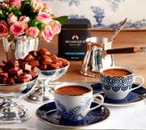 Две чашечки кофе и букет роз