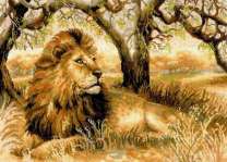 Большой лев под деревьями