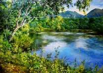 Отражение голубого небы в лесном озере