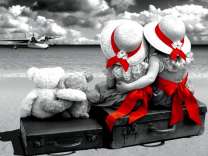 Две девочки и медведи на песчаном пляже