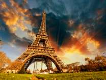 Яркое небо над Эйфелевой башней