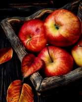 Корзинка с яблоками и осенние листья