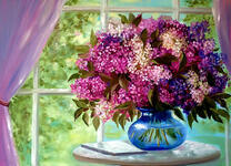 Красивая ваза с букетом сирени