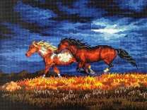 Пара лошадей на лугу под луной