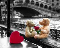 Два мишки и сердечко на набережной города