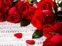 Букет роз и сердечки на столе