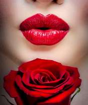 Девушка с красной помадой и розы