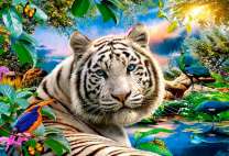 Белый тигр под солнцем в зелёных джунглях