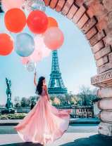 Девушка под аркой на фоне Эйфелевой башни