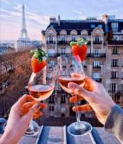 Вино с клубникой на крыше в Париже
