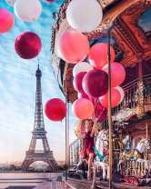 Карусель с шариками на фоне Эйфелевой башни