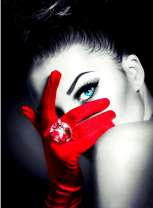 Кокетливый взгляд девушки в перчатках