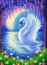 Белый лебедь и отражение месяца в озере