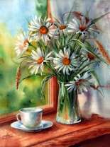 Букет ромашек и чашечка чая на окне