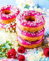 Сладкие пончики с малиной