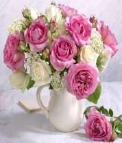 Белоснежный кувшинчик с букетом роз